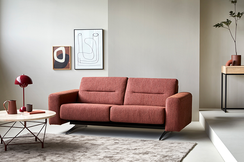 Klares skandinavisches Design und moderne Möbel entfalten eine entspannende Wirkung – wie hier das Sofa Stressless Stella.