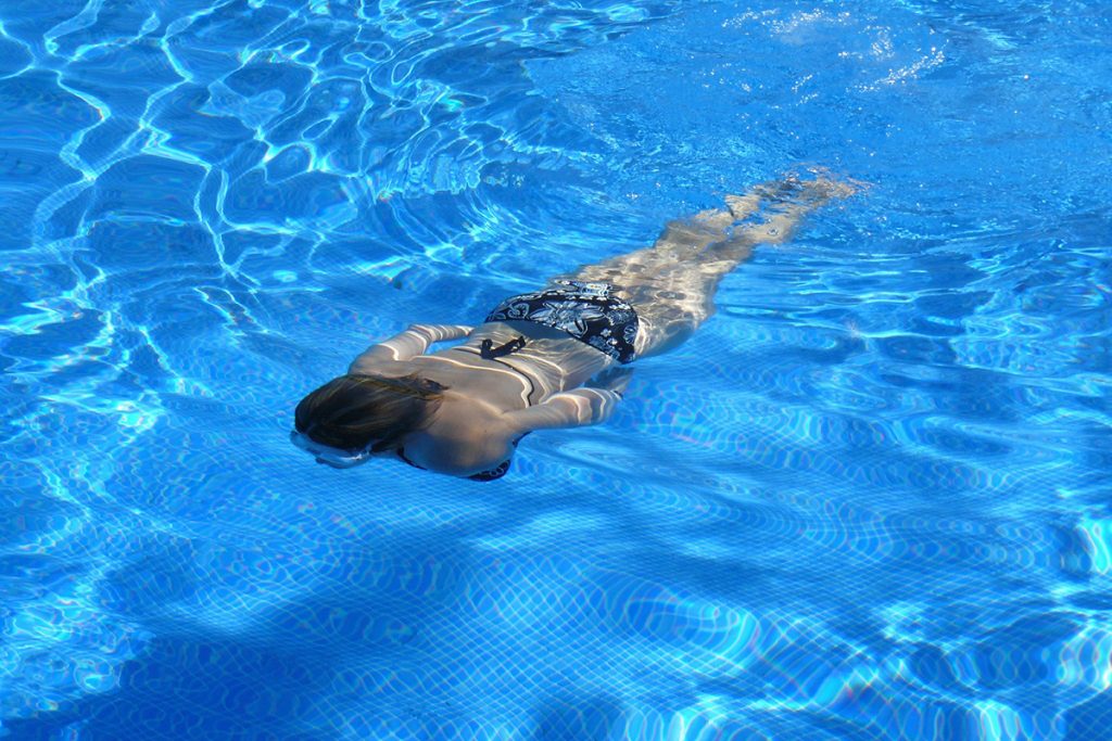 Sportarten wie Schwimmen helfen, den Rücken zu stärken.