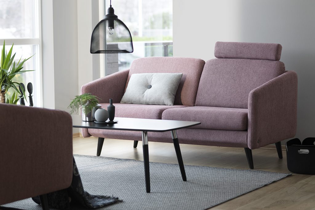 Das Stressless Sofa Eve als 2-Sitzer aus der neuen Stressless Lounge Serie, hier in der Ausführung Bezugsstoff „Jasmin“ Dark Pink.