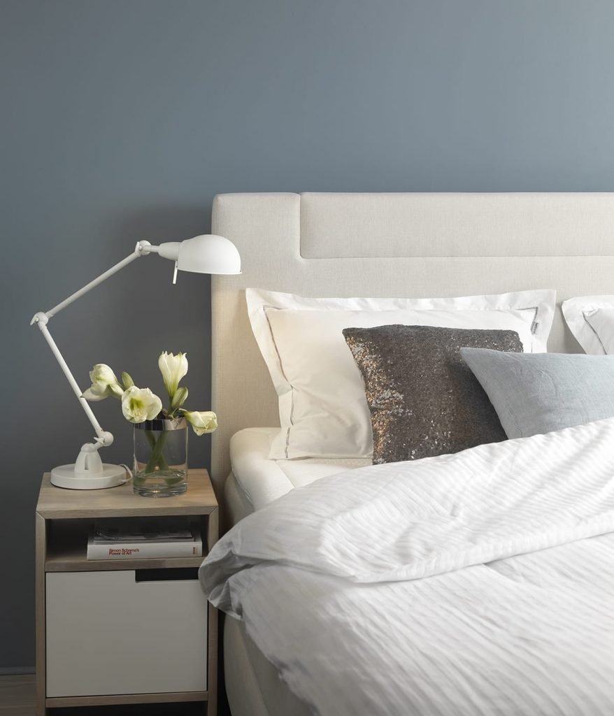 Ein helles Blaugrau eignet sich bei der Farbgestaltung ideal für die Wände im Schlafzimmer.