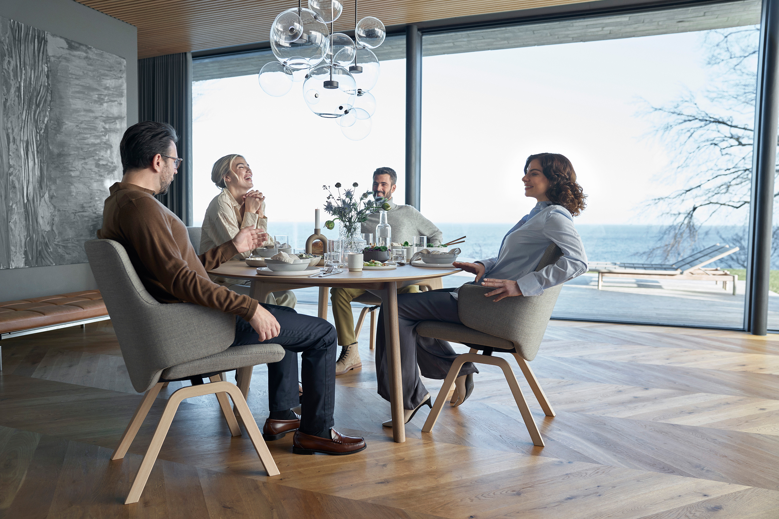 Mit Stressless Dining Mint Stühlen finden Familientreffen in stilvoller und entspannter Atmosphäre statt.