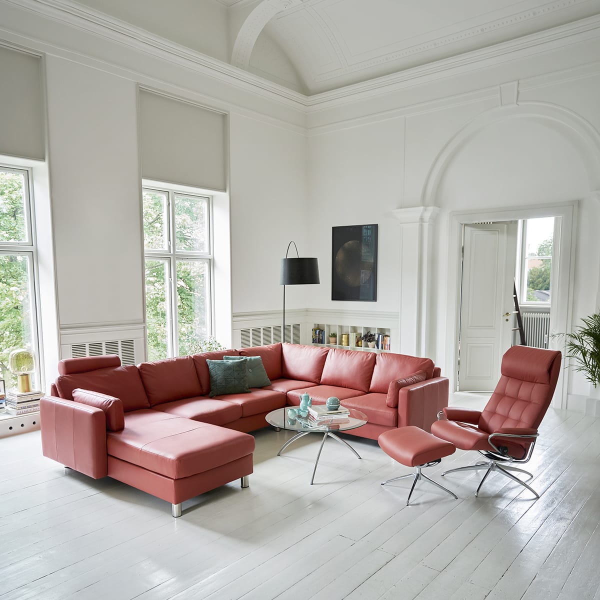 Skandinavisches Design wird insbesondere von weißen, schwarzen, grauen und braunen Farbtönen bestimmt wie hier das Stressless Sofa E600.