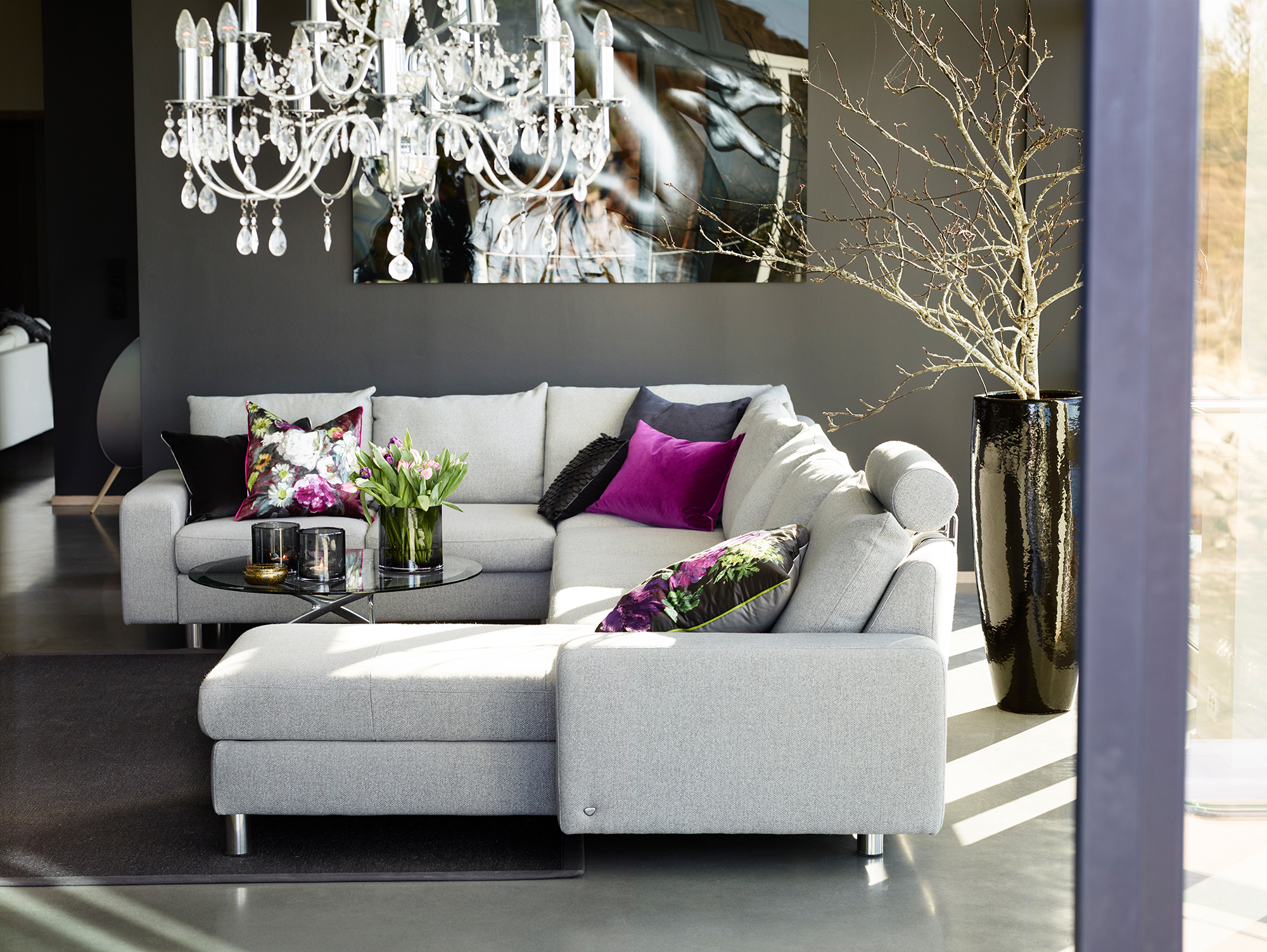 Das Stressless Sofa Emma E200 in Grau und Deko in Violett, der Farbe des Jahres 2018, lädt zum Entspannen ein.
