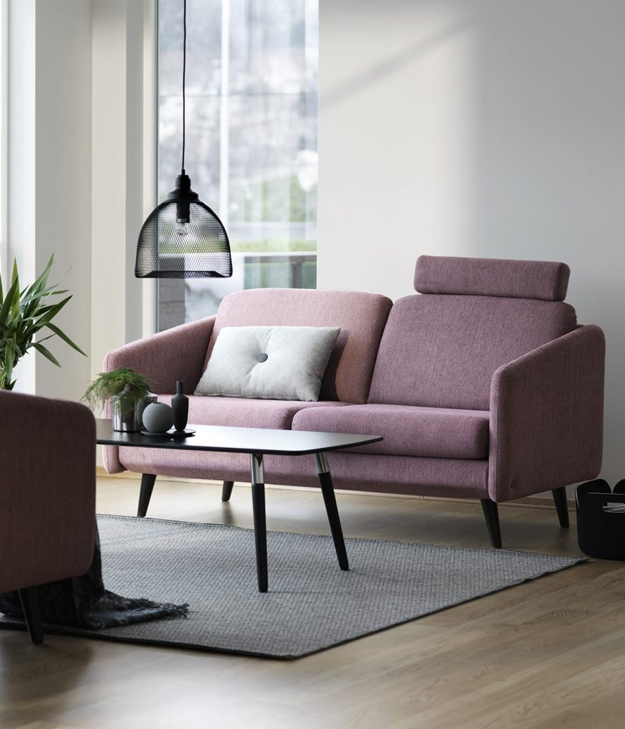 Auch beerige Rosa- und Rottöne gehören zu den Farbtrends 2018 – wie dieses Stressless Eve Sofa in der Ausführung Jasmine „Dark Pink“.