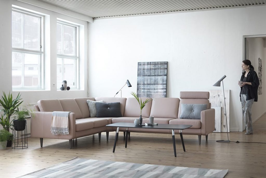 Möbel in den Farbtrends 2018, wie das Stressless Leo Sofa in der Lederfarbe Smoke Rose, lassen sich gut mit grauen Accessoires kombinieren.