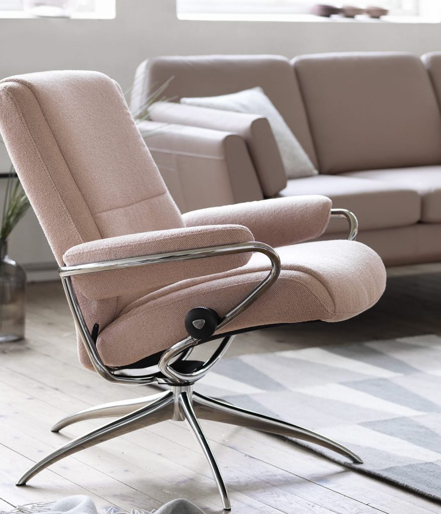 Wer seinen Sessel ganz aktuell-modern wählen möchte, geht mit dem Stressless Paris Sessel in Light Pink voll mit den Farbtrends 2018.