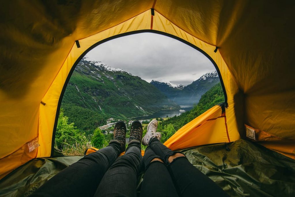 Oberhalb vom Geirangerfjord lässt sich in Norwegen im Frühling schon campen.