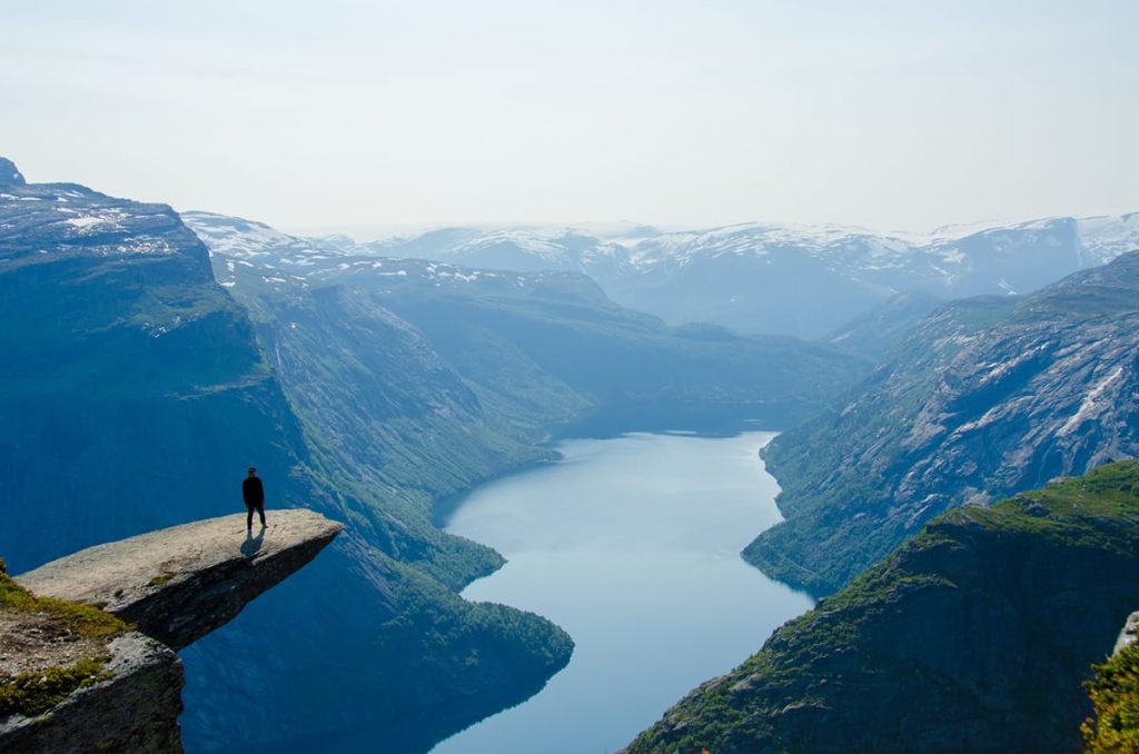 Ein Ort, den man in Norwegen im Frühling besuchen sollte, ist Trolltunga hoch über dem Stausee Ringedalsvatnet.