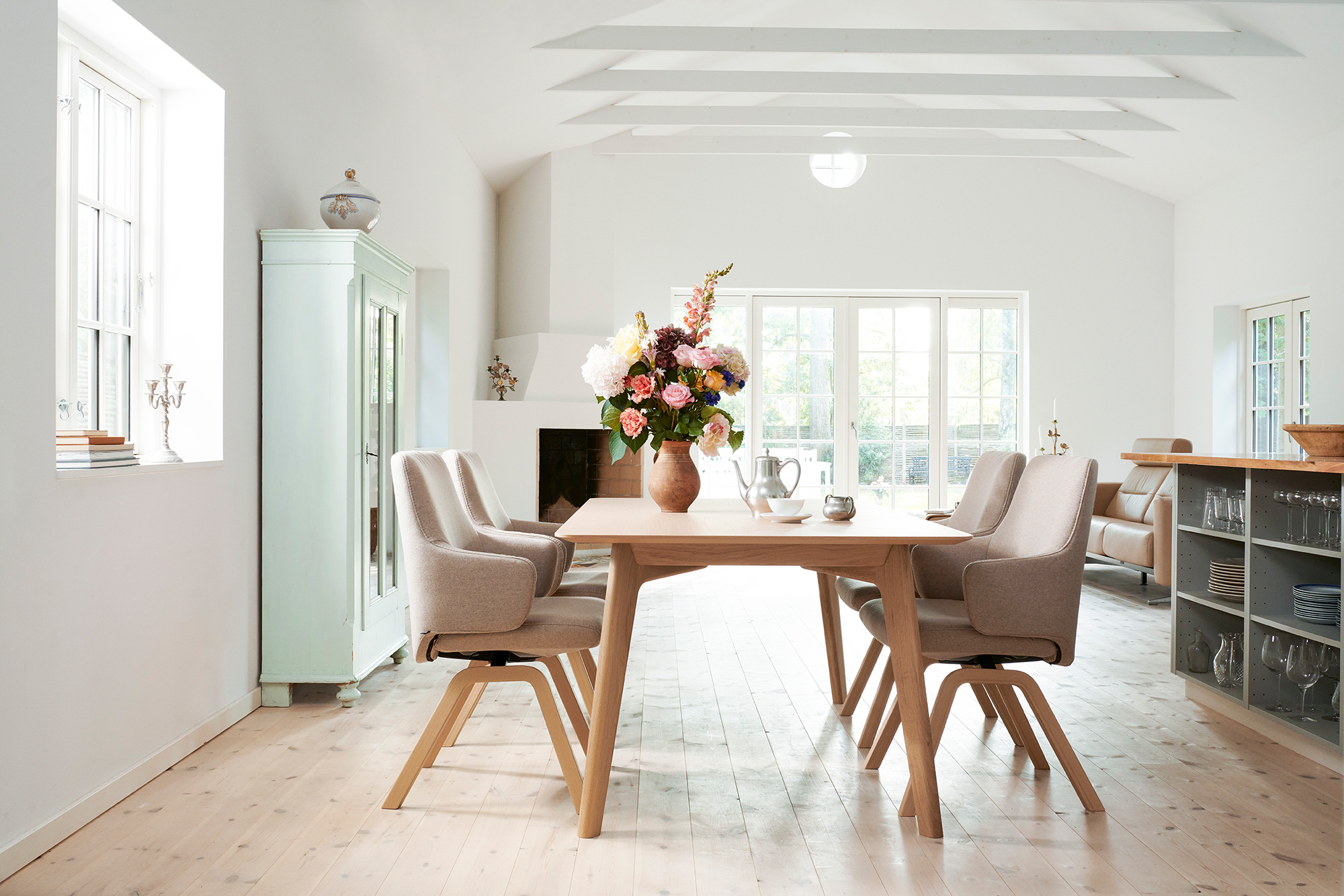 Rosa - einer der Farbtrends 2018 – lässt sich gut mit den neuen Stressless Dining Stühlen in der Ausführung Calido Light Beige kombinieren.
