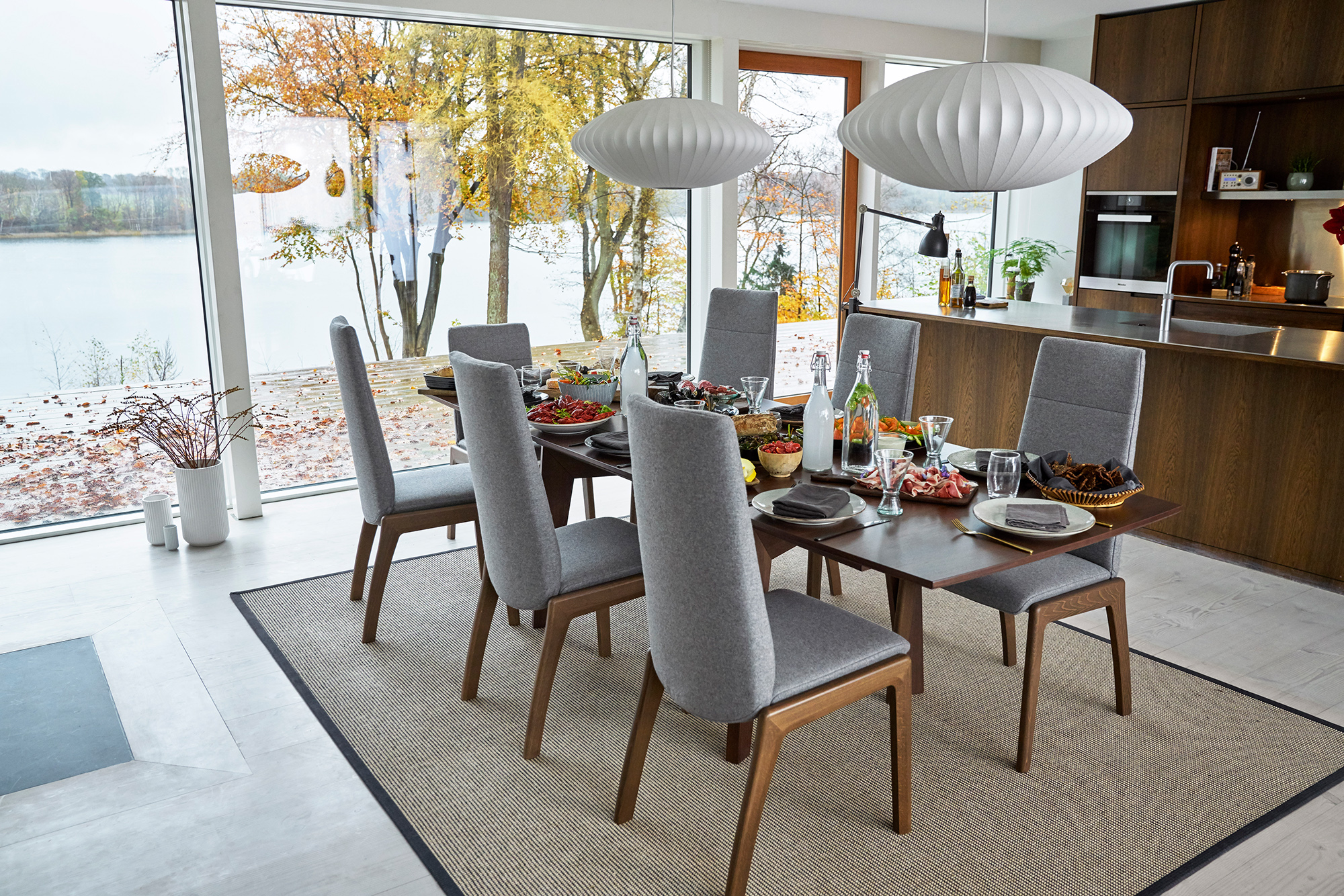 Typisch norwegische Spezialitäten schmecken besonders gut, wenn man diese entspannt auf bequemen Stressless Dining Stühlen genießen kann.