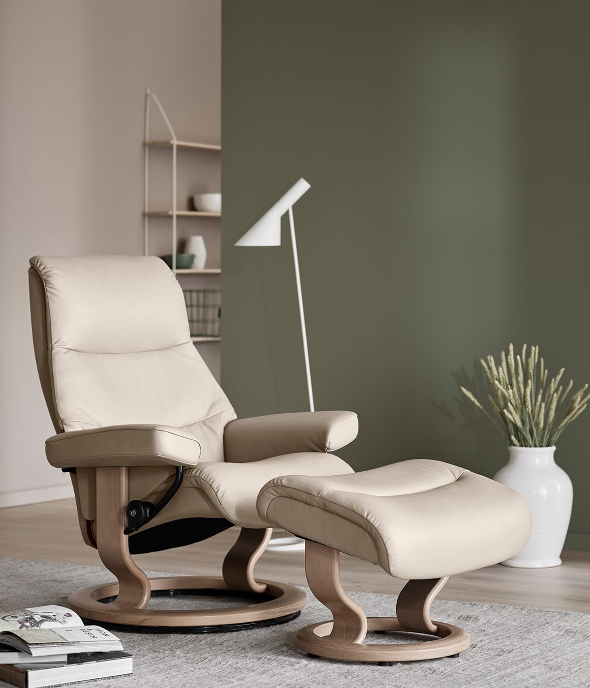 Helle Farben und Möbel – wie hier der Stressless View Relaxsessel in Beige – wirken einladend und gesellig