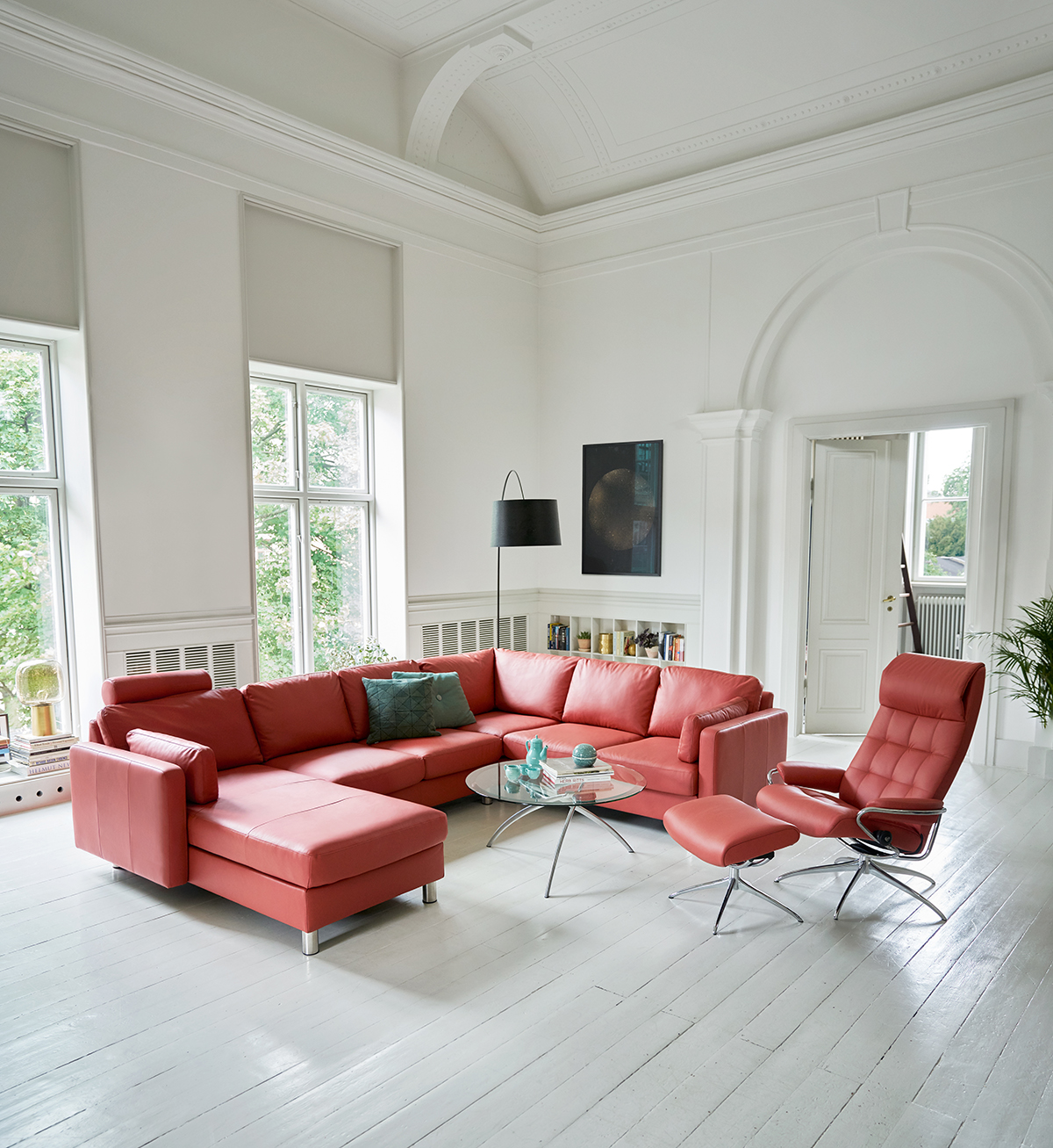 Entspannt euch nach dem Frühjahrsputz auf eurem Stressless Sofa und geniesst eure Wohnung.